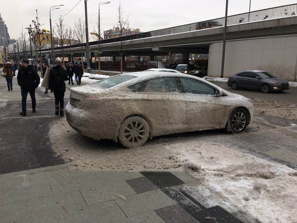 Мгновенная карма за парковку на тротуаре.