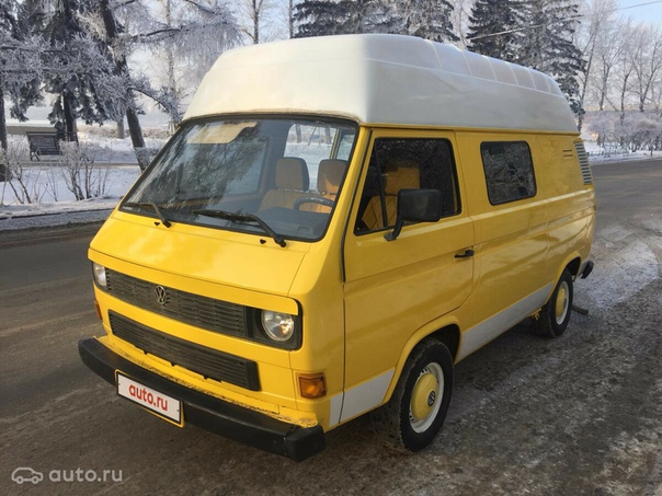 Этот желток — легендарный микроавтобус T3 с высокой крышей! 1983 года выпуска. Восстановлен в 2018–2019 годах. Эксклюзивный цвет и родные запчасти. Внутри него можно стоять в полный рост.