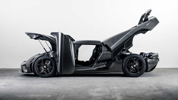 Немного горячей автомобильной обнаженки. Koenigsegg Regera в карбоновом кузове. Чистое углеродное волокно в ручной полировке.
