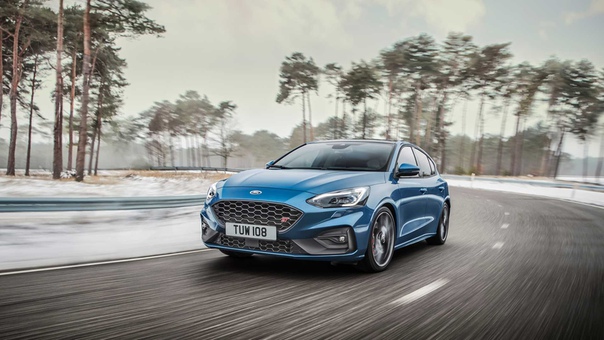 Хот-хэтч Ford Focus ST четвёртого поколения получил 280-сильную дефорсированную версию бензинового турбомотора 2.3 EcoBoost с системой антилаг, который ставился на Focus RS предыдущего поколения. Он доступен с электронноуправляемой блокировкой переднего дифференциала. Ещё новинка получила 190-сильный дизель 2.0 EcoBlue. Не обошлось и без спортивного обвеса и сидений Recaro в салоне: