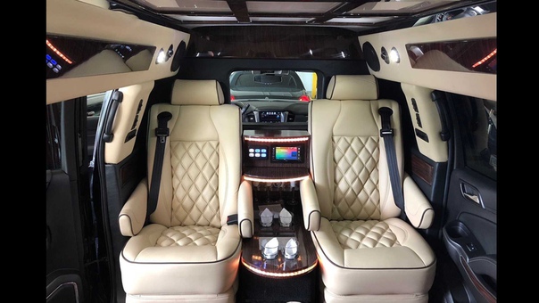 В Америке на продажу выставили Chevrolet Suburban 2016-го года. Это удивительно длинная версия — лимузин, который можно использовать как мобильный офис. Недаром на решетке радиатора красуется значок «CEO» — Генеральный директор.