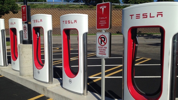 Компания Tesla представила третье поколение зарядной станции Supercharger. Её мощность выросла более чем в два раза и теперь скорость зарядки достигает 1000 миль (1609 километров) в час. 