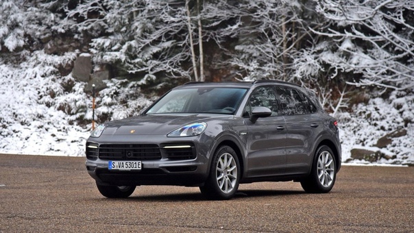 Компания Porsche представила новую версию флагманского кроссовера Cayenne – гибридный E-Hybrid. Впервые в истории модели она получила четырёхцилиндровый двигатель. Вместе с электромотором он выдаёт 386 л.с.. Модификация поступит в продажу только в Китае: