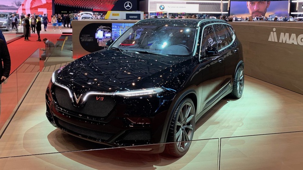 Вьетнамская компания VinFast показала самую мощную версию кроссовера Lux SA2.0 – на упрощённую архитектуру кроссовера BMW X5 предыдущего поколения поставили атмосферный бензиновый V8 объёмом 6,2 литра и мощностью 461 л.с. (624 Н·м). В результате максималка VinFast Lux V8 превышает 300 км/ч: