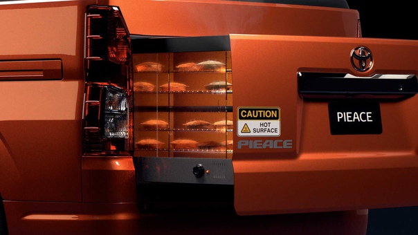 Toyota отметилась на 1 апреля довольно интересным предложением — кабриолет версией фургона HiAce. Помимо открытого верха, фургон удивляет наличием в нем полноценной печки для пирогов. 