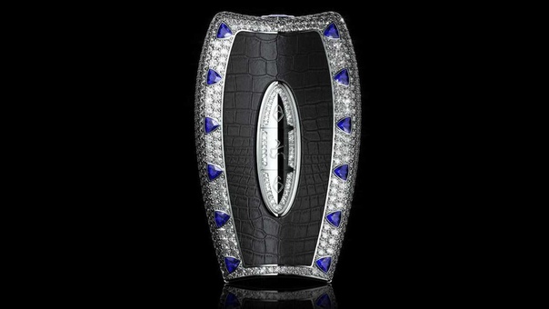 Финская компания Awain, занимающаяся созданием автомобильных ключей из драгоценных материалов, представила уникальный ключ Phantom. Он украшен кожей, 175 граммами 18-каратного золота и бриллиантами общим весом 34,5 карат. Его цена – 500 000 евро: