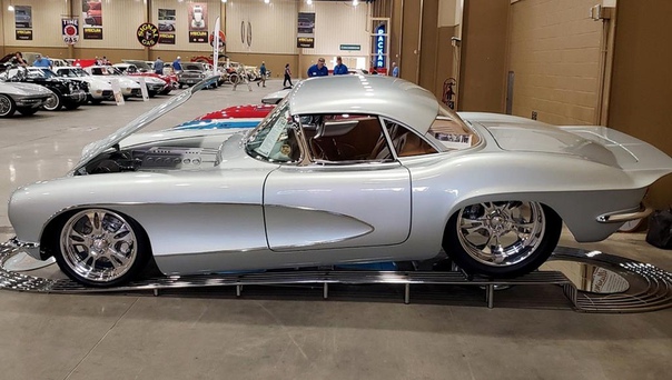Рестомод на базе Chevrolet Corvette 1962 года продадут на  eBay. Разработан автомобиль был в американской мастерской «All American Street Rods». На его создание потребовалось пять лет. 