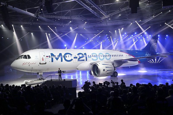 Первый российский самолет МС-21 выкатили из цеха для подготовки к полету 