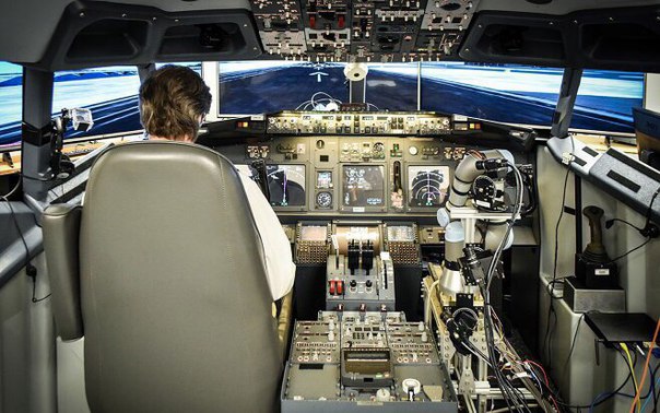 Робот-пилот совершил успешный «полет» на тренажере Boeing-737