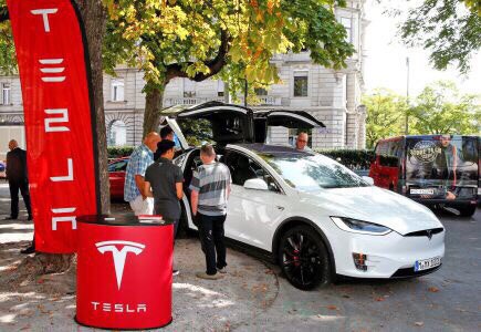Tesla отзывает около 53 тыс. машин из-за возможных проблем со стояночным тормозом