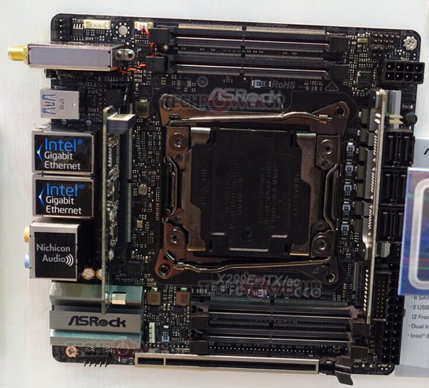 Плата ASRock X299E-ITX/ac выполнена в типоразмере mini-ITX, что не помешало наделить ее четырьмя слотами для модулей памяти