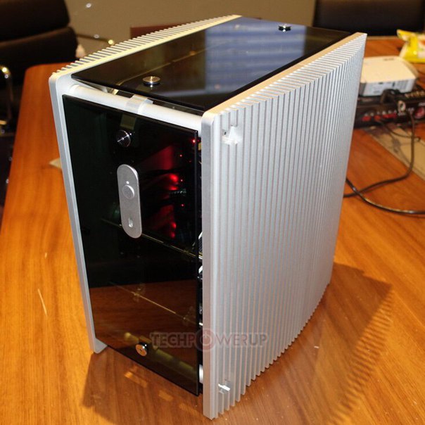 Боковые стенки компьютерного корпуса Streacom DB6 служат радиаторами для CPU и GPU