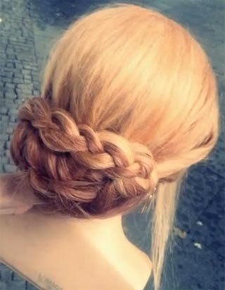Красивая укладка с пучком шаг за шагом