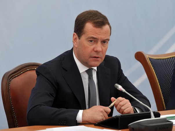 Медведев поручил повысить минимальный размер оплаты труда в РФ