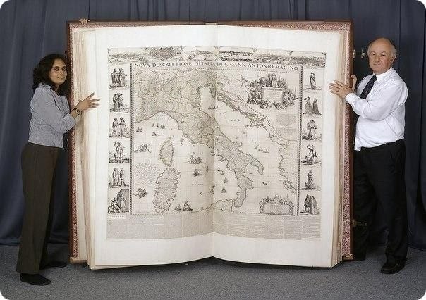 Существует самая тяжелая книга в мире. Хранится она в Британском музее и весит 320 килограммов при «росте» более метра.