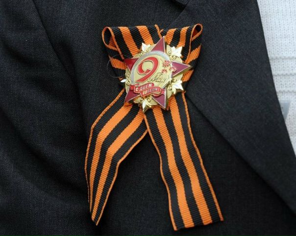 В День Победы над Северной столицей пролетит гигантская георгиевская лента. Впервые самолет с баннером 20 на 3 метра поднимется в небо 7 мая, затем 8 и 9. 