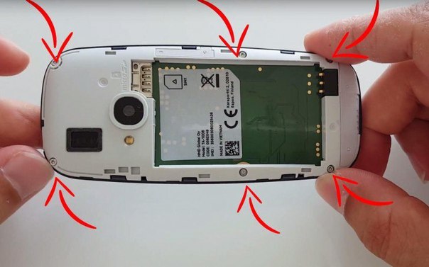 Чтобы полностью разобрать телефон Nokia 3310 (2017), достаточно открутить шесть винтиков