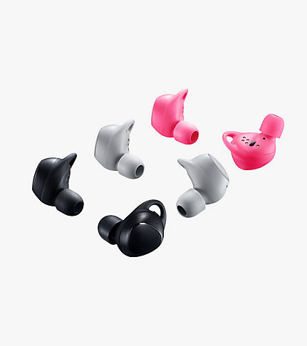 К нам на обзор попали наушники Samsung Gear IconX (2018), и это оказался прекрасный вариант для любителей наушников-капелек, которые хотят избавиться от лишних проводов. Помимо явного различия в форме от Air Pods их отличает ряд немаловажных характеристик и преимуществ над наушниками от Apple. Рассмотрим их.