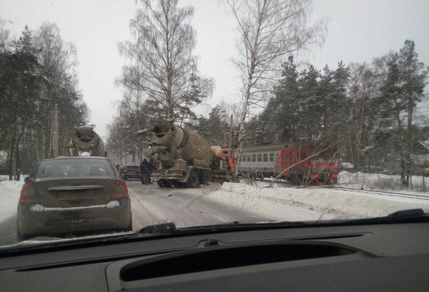 На Приморском шоссе бетономешалка повалила дерево на железную дорогу в то время, как к месту ЧП подходила электричка: