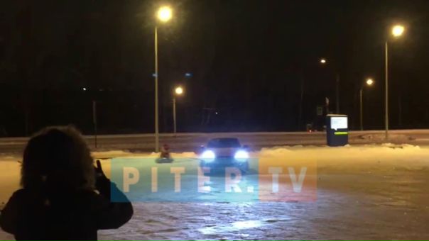 Таксист Gett решил покатать своего друга на ватрушке, привязанной к автомобилю.
