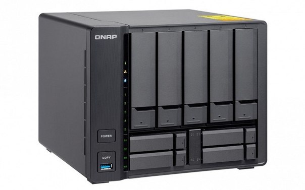 Отсеки NAS Qnap TS-932X различаются размерами 