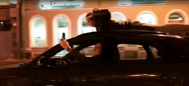 Ночью по Невскому проспекту промчался молодой человек на крыше автомобиля! 