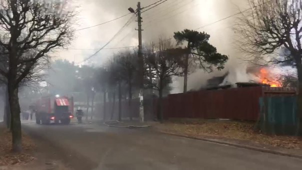 Видео: В Сестрорецке горит частный дом, слышны взрывы