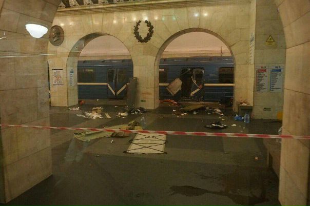 Родственники погибших пассажиров метрополитена продолжают опознавать тела. На сегодняшний день удалось идентифицировать одну жертву теракта. 