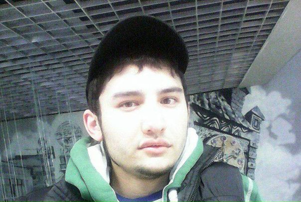 Внимание, следователи назвали имя молодого человека, совершившего теракт в подземке. Уроженцу Киргизии Акбаржону Джалилову 1 апреля исполнилось 22 года. Также в ведомстве отметили, что обнаруженную на станции 