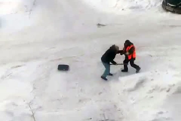 В Москве дворники подрались, потому что не смогли поделить лопату!