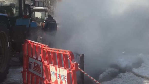 На Симонова продолжают чинить трубу, из-за прорыва которой без тепла осталось аж 48 зданий!