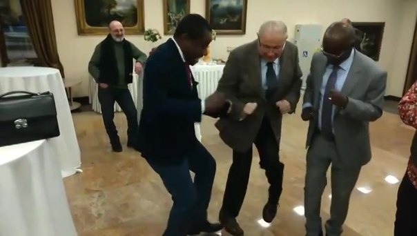 Видео: Петросян отжигает с темнокожими мужчинами!
