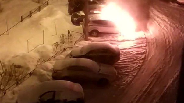 Парень в Соликамске сначала начал снимать видео с горящим авто, а потом спохватился и побежал закидывать его снегом, в то время, как остальные водители в спешке отгоняли свои машины от места пожара: 