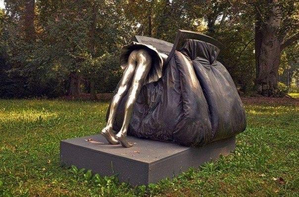 Памятник женской сумочке, Италия