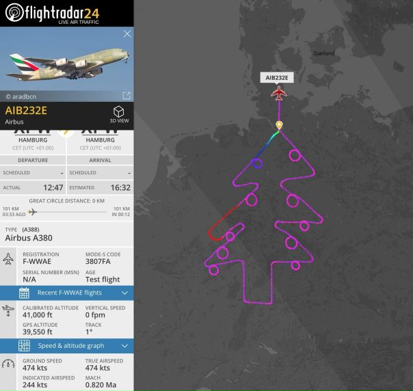 Новогоднее настроение от пилотов немецкого самолёта A380, которые нарисовали в небе ёлку. Это испытательный полёт, поэтому пассажиры на борту отсутствовали.