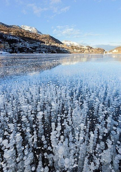 Замерзшие пузырьки газа на озере Сент Мориц, Швейцария