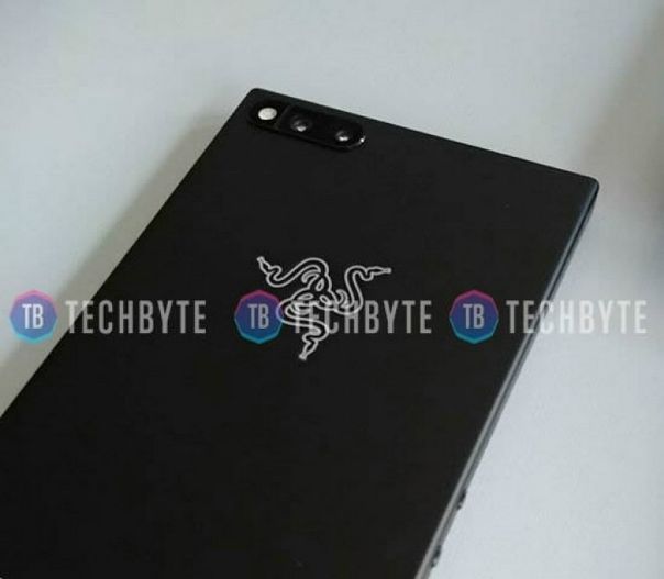 Первая реальная фотография задней панели игрового смартфона Razer
