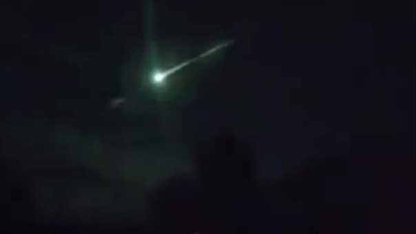 Очевидцы сняли на видео падение метеорита в Екатеринбурге.