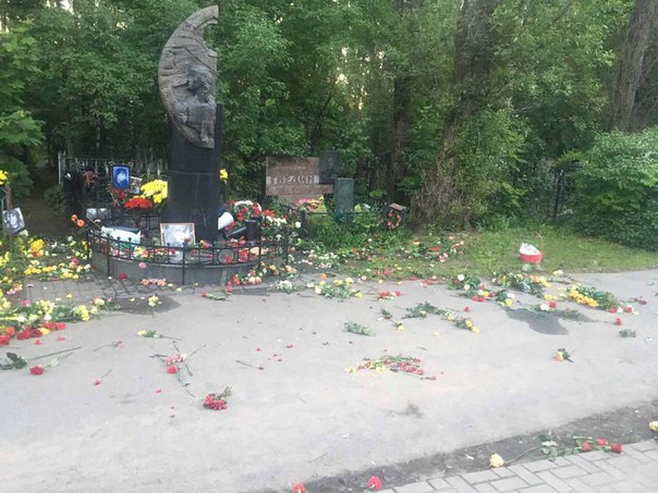 В Санкт-Петербурге вандалы разгромили могилу Виктора Цоя