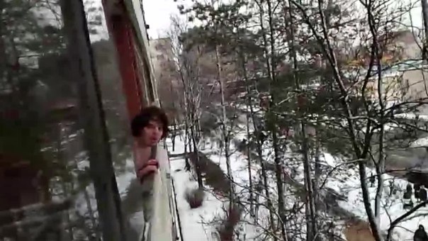На улице Брянцева неадекватный голый мужчина пробрался в чужую квартиру и выбросил мебель!