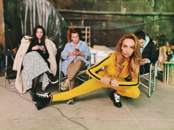 Екатерина Варнава повторила образ Умы Турман из «Убить Билла»