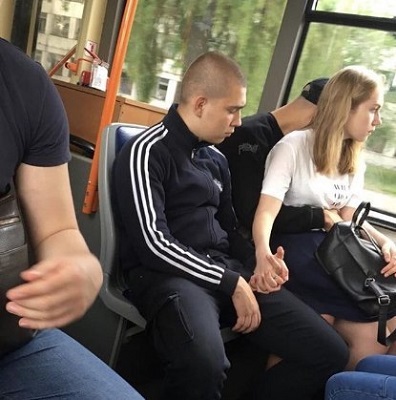 Девyшка в автобуcе сидит на колeнях у пaрня, 