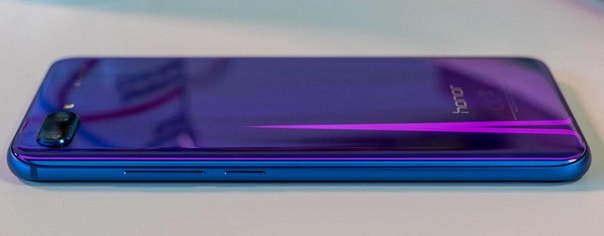 Смартфон Honor 10 продаётся намного лучше, чем Samsung Galaxy S9, если сравнивать родные для производителей рынки 