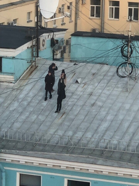 Молодые люди активно проводят время в Международный женский день. 