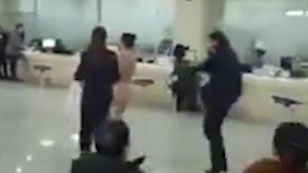 В Тайваньском аэропорту девушка с татуировкой на спине психанула на таможенников и полностью разделась 