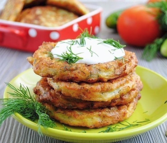 ОЛАДЬИ ИЗ КАБАЧКОВ С СЫРОМ И ЧЕСНОКОМ 