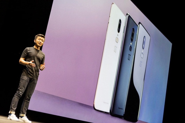 Руководитель компании OnePlus Пит Лау (Pete Lau) прокомментировал вчершнюю новость о том, что они собираются выйти на рынок телевизоров. Во-первых, он заявил, что под названием OnePlus TV скрывается вовсе не телевизионная приставка, как могли подумать некоторые, а самый настоящий умный телевизор, который станет центром развлечений в вашем доме. Он сможет понимать голосовые команды, управлять другими устройствами умного дома, совершать видеозвонки при помощи встроенной камеры, искать интересующий вас контент и выполнять прочие операции. Компания считает, что она может предложить интересную замену не только современным умным телевизорам, но и умным колонкам. Телевизор OnePlus TV будет работать под управлением операционной системы от очень известной компании. Учитывая отличные отношения OnePlus и Google, можно предположить, что речь идет об Android TV. OnePlus намеревается выпускать обновления программного обеспечения как можно чаще и дольше, исправляя возможные ошибки и расширяя функциональность устройства. Пит Лау добавил, что за производство экранов для телевизоров будет отвечать другая компания, однако процессоры обработки изображений и все алгоритмы создаются собственными специалистами OnePlus. Глава компании отметил, что в новую эпоху умных колонок и искусственного интеллекта телевизоры пока являются довольно простыми по возможностям. OnePlus TV должен предложить мгновенную связь между телевизоров и смартфоном, богатую ИИ-функциональность, высокую скорость работы и максимальный комфорт для пользователей. Посмотрим, получится ли у OnePlus TV стать «убийцей флагманских телевизоров и умных колонок». Напомним, смартфоны OnePlus с момента выхода окрестили «убийцами флагманских смартфонов», намекая на то, что они предлагают отличную функциональность, характеристики и дизайн за свои деньги. Выход OnePlus TV ожидается в следующем году.