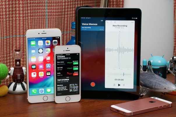 Компания Apple в ближайшее время столкнётся с ещё одной проблемой, как считают некоторые аналитики. Речь о увеличении длительности циклов использования смартфонов iPhone. Согласно прогнозам, в той или иной форме в нынешнем году будет заменено лишь 16% находящихся в использовании смартфонов. Для сравнения, в 2015 году заменена была почти треть всех использовавшихся смартфонов. Это приведёт к снижению продаж на 19%, то есть новое поколение iPhone ситуации не спасёт. Большинство владельцев iPhone будут использовать свои смартфоны не год и даже не два, а до четырёх лет и более. Кроме того, до 32% используемых смартфонов — это бывшие в употреблении устройства, то есть уже минимум один раз сменившие пользователя. И многие могут предпочесть сменить свой аппарат не на новый, а на бывший в употреблении. К примеру, сейчас многие владельцы старых iPhone вполне могут предпочесть б/у iPhone X покупке нового iPhone XS или даже iPhone XR.