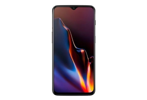 Сегодня мы писали о том, что смартфон OnePlus 6T уже полностью рассекречен. Оказалось, что не совсем. Если верить источнику, новинка порадует не только обновлёнными характеристиками, но и новым цветом. Напомним, OnePlus 6 доступен в двух вариантах чёрного и в белом. OnePus 6T, если верить источнику, сохранит привычные варианты чёрного, но белый уступит место пурпурному. Если действительно будет именно так, можно предположить, что первое время купить такую версию смартфона будет непросто. Что же касается параметров, пурпурная модификация будет оснащена 8 ГБ ОЗУ и 128 ГБ флэш-памяти, то есть будет занимать промежуточное положение в иерархии версий новинки.