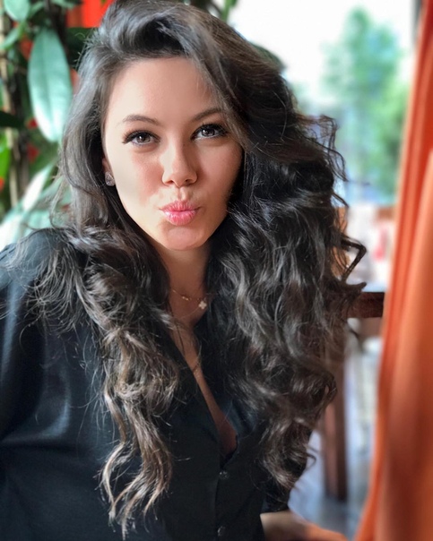  Сегодня свой день рождения отмечают Олимпийские чемпионки, заслуженные мастера спорта, две очаровательные спортсменки современности. Фигуристка Елена Ильиных и гимнастка Каролина Севастьянова 